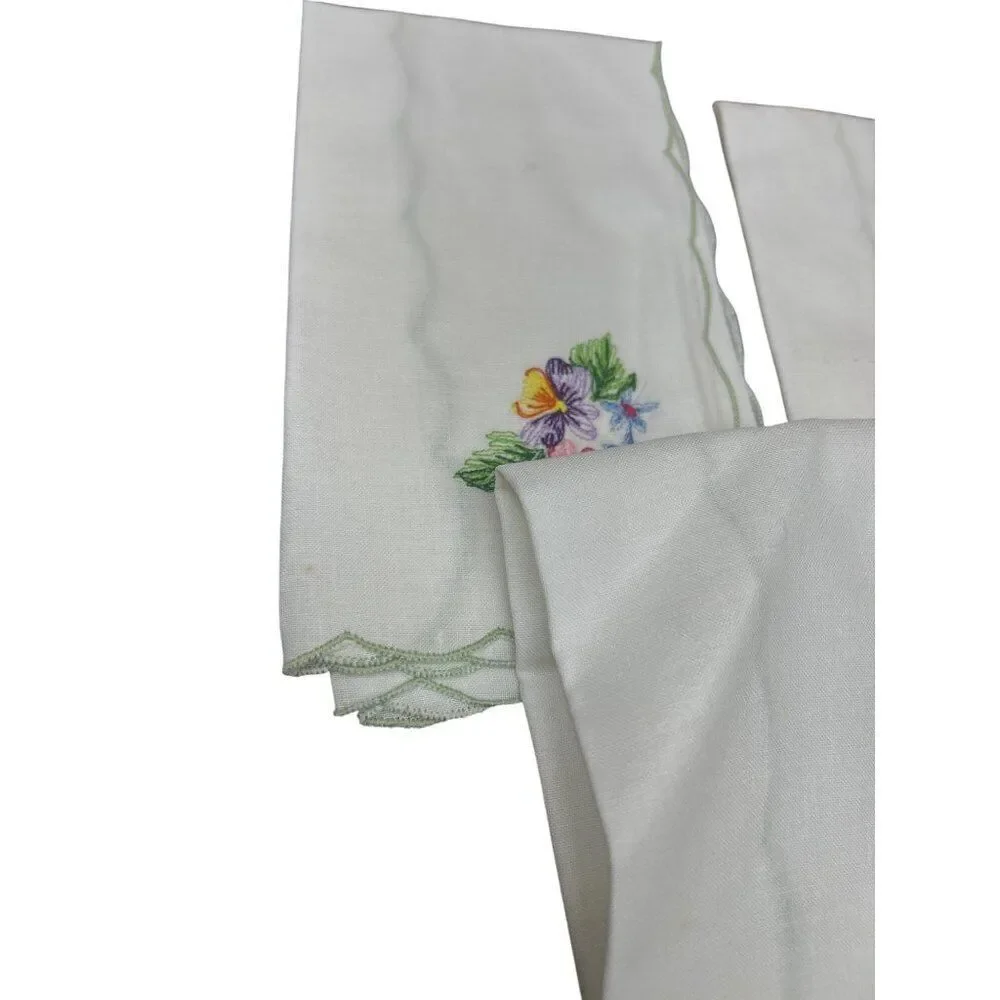 Set Of 4 Embroidered Floral Linen Napkins With Scalloped Edges 55% Ramie 45% Cot